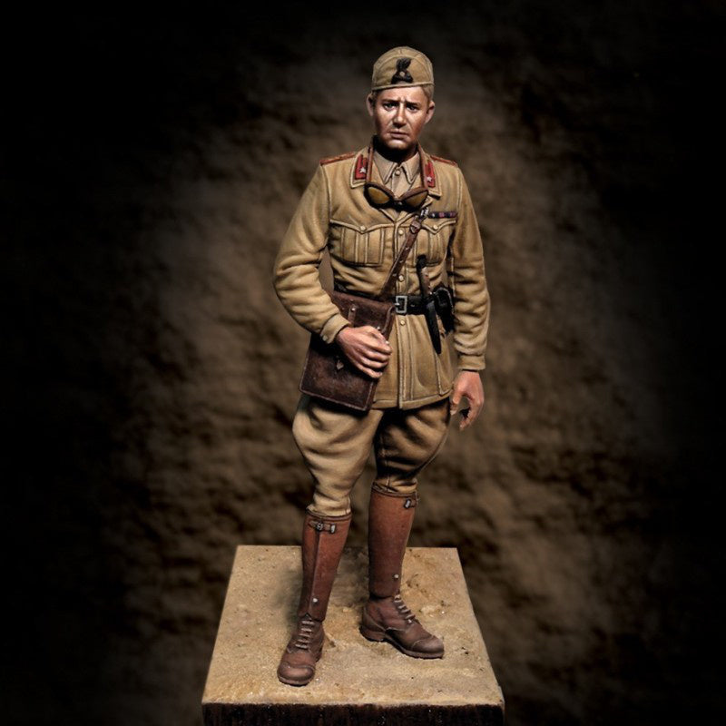 Royal Model 1/35 Italian Officer Libya 1940 (In Stock June)
