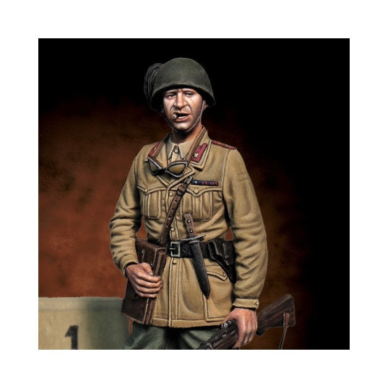 Royal Model 1/35 Ufficiale Bersaglieri – Tripoli 1941 (In Stock June)
