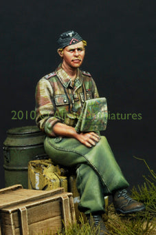 Alpine Miniatures 35099 German Panzer Officer in Summer 1/35