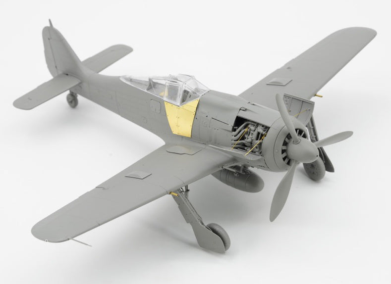 Border Models 1/35 Focke-Wulf Fw190 A-8 4in1 (R2/R6/R7/R8) top down side view showing engine panels open