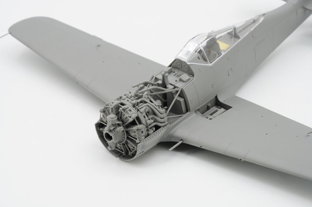 Border Models 1/35 Focke-Wulf Fw190 A-8 4in1 (R2/R6/R7/R8) unpainted kits showing engine fitment and wing cannon bays 